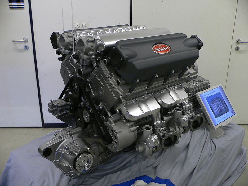 Motor de gasolina de un Bugatti Veyron. Wikimedia Commons